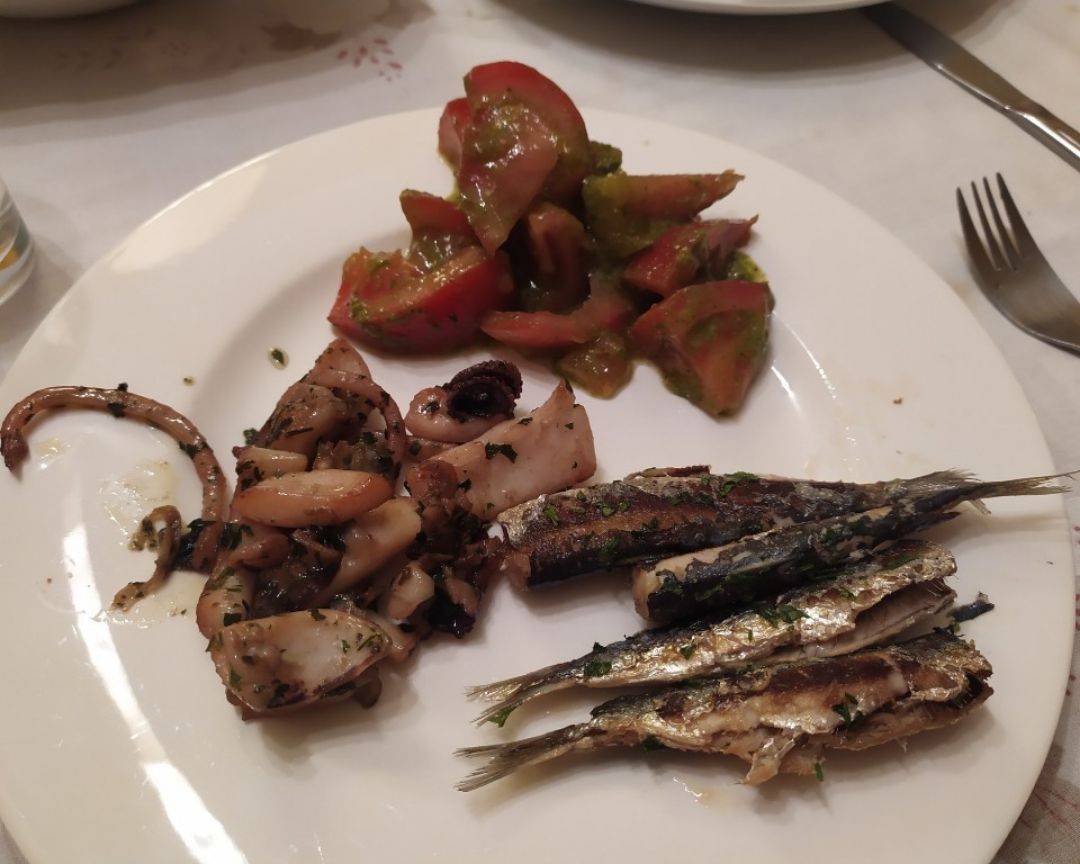 Sardinas, sepia y tomate con pesto Sardinas, sepia y tomate con pesto
