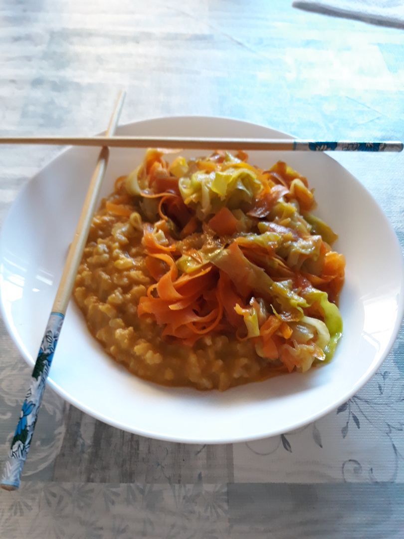 Tallarines de verdura al curry con arroz Tallarines de verdura al curry con arroz