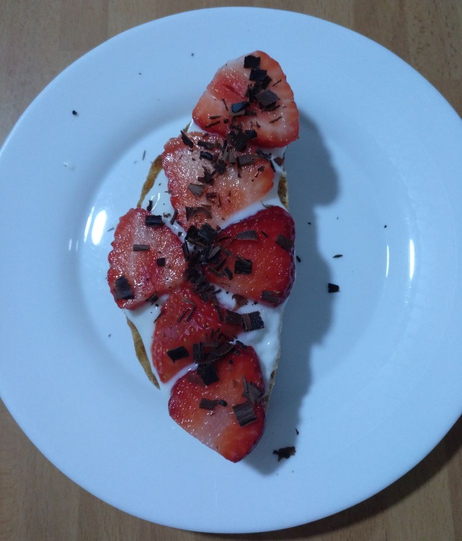 Tostada con yogurt, fresas y chocolate Tostada con yogurt, fresas y chocolate