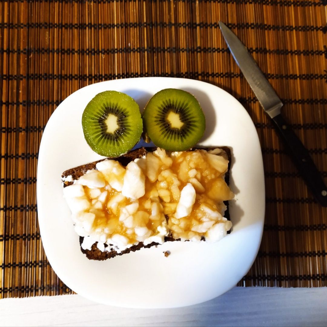 Tostadas con Pan de Centeno, queso cottage y pera 🍐 Tostadas con Pan de Centeno, queso cottage y pera 🍐