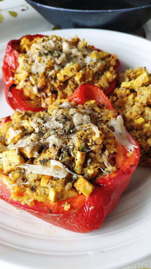 Pimientos rellenos de tofu y quinoa