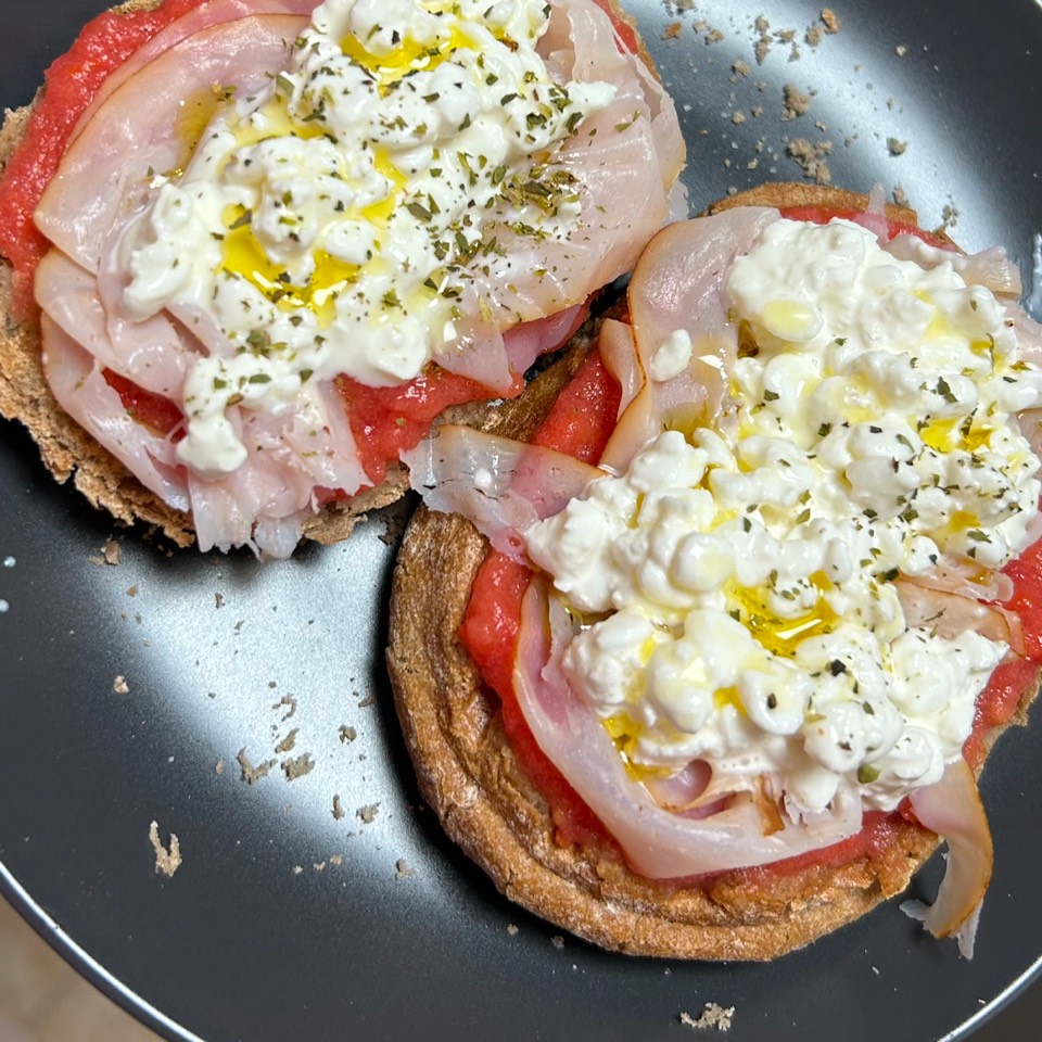 Tostadas de cottage y pechuga de pollo 