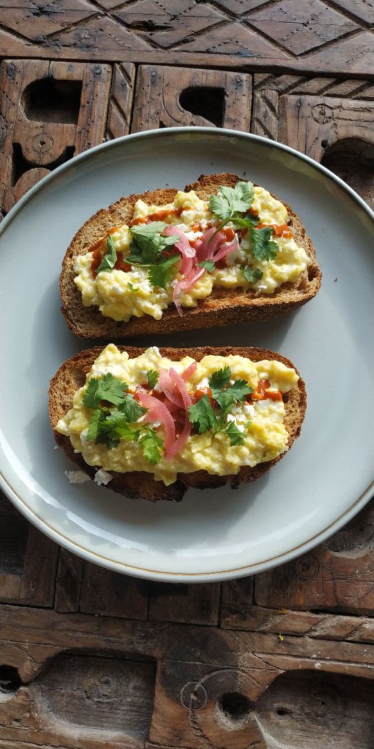 Tostadas con huevos revueltos, feta y salsa verde