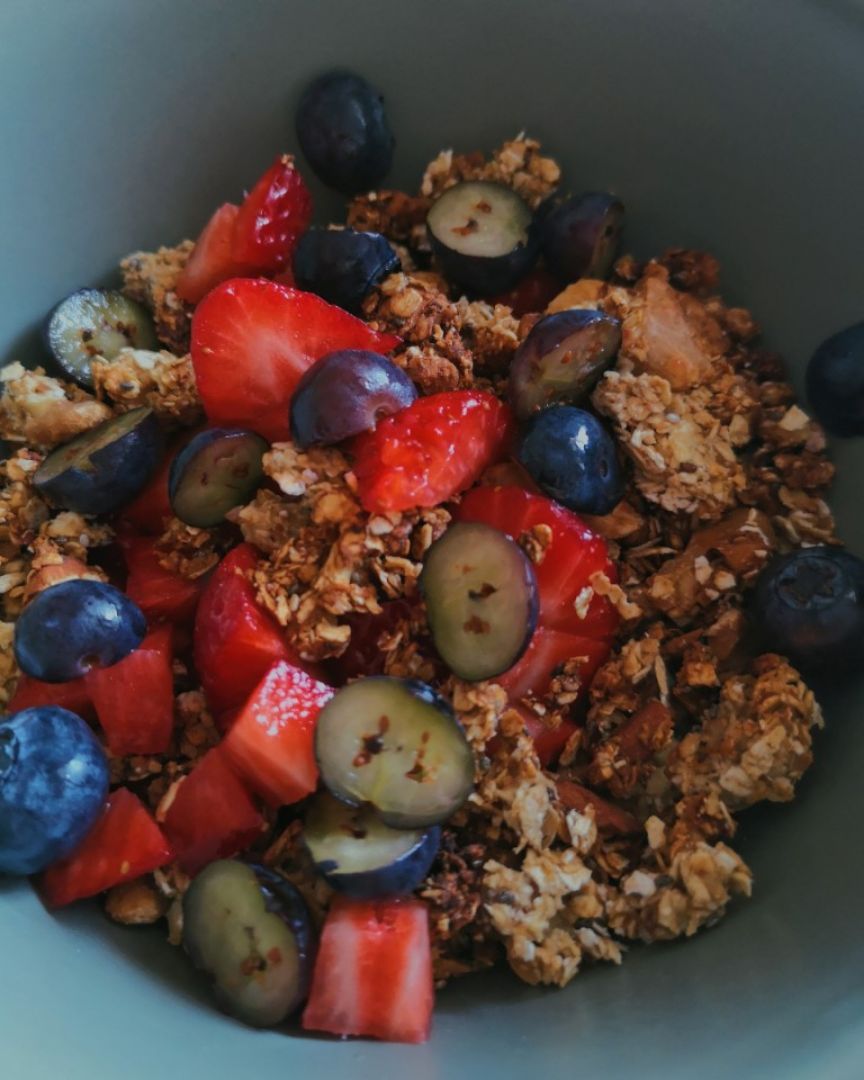 Granola con yogur oikos, fresas y arándanos. 