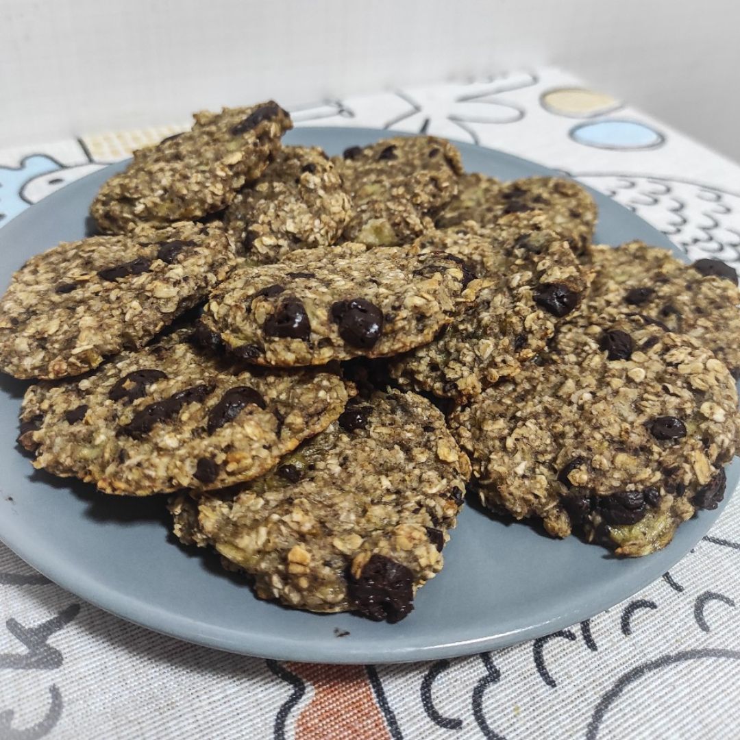 Galletas de avena, plátano y chocolate.