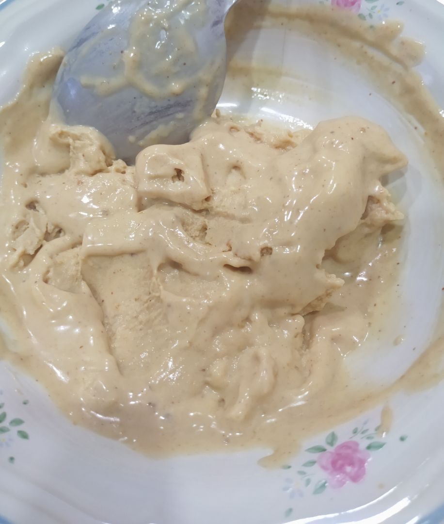 Helado de plátano y crema de cacahuete con queso batido Helado de plátano y crema de cacahuete con queso batido
