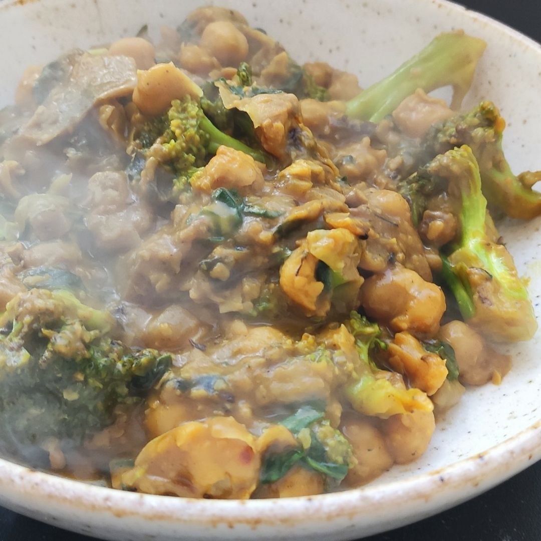 Garbanzos al curry con brócoli y espinacas