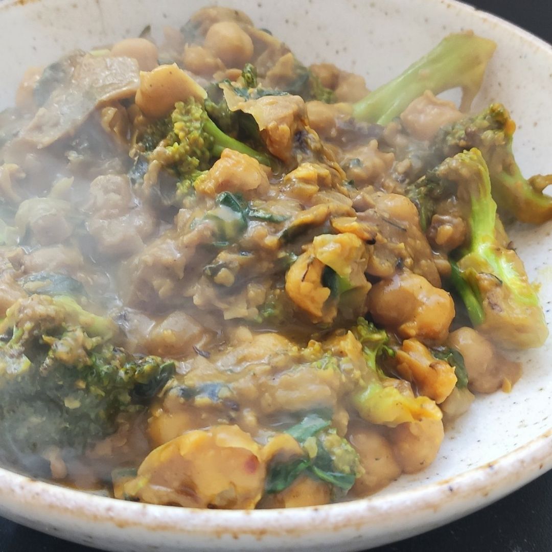 Garbanzos al curry con brócoli y espinacas Garbanzos al curry con brócoli y espinacas