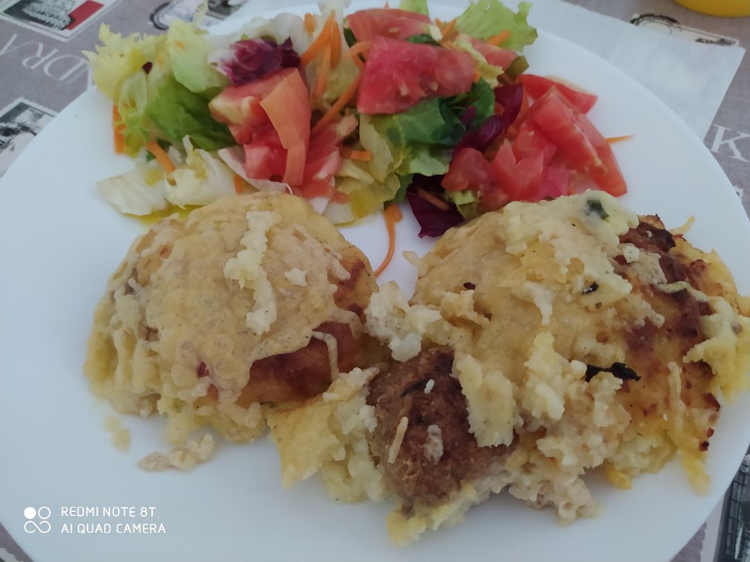 Albóndigas de patata y carne picada con ensalada Albóndigas de patata y carne picada con ensalada
