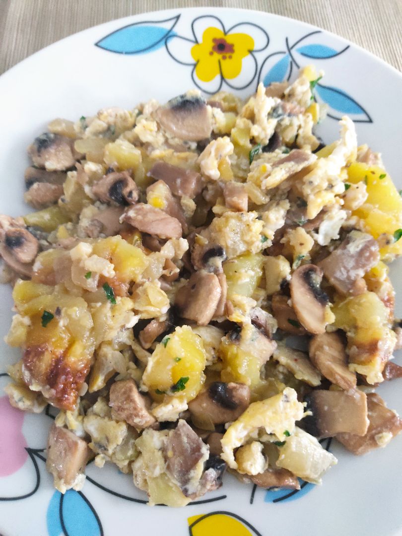 Revuelto de champiñones y patata Revuelto de champiñones y patata