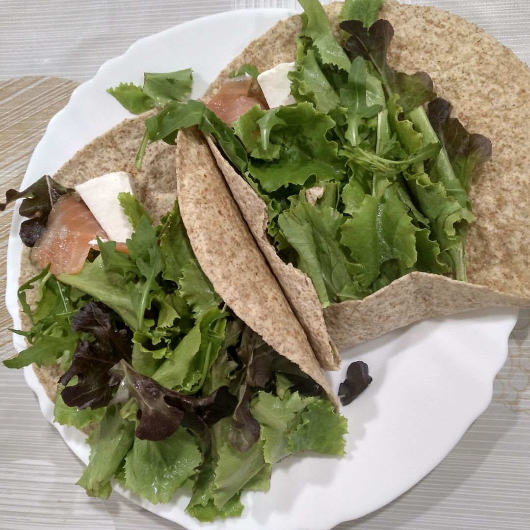 Fajitas de salmón y queso fresco con brotes Fajitas de salmón y queso fresco con brotes