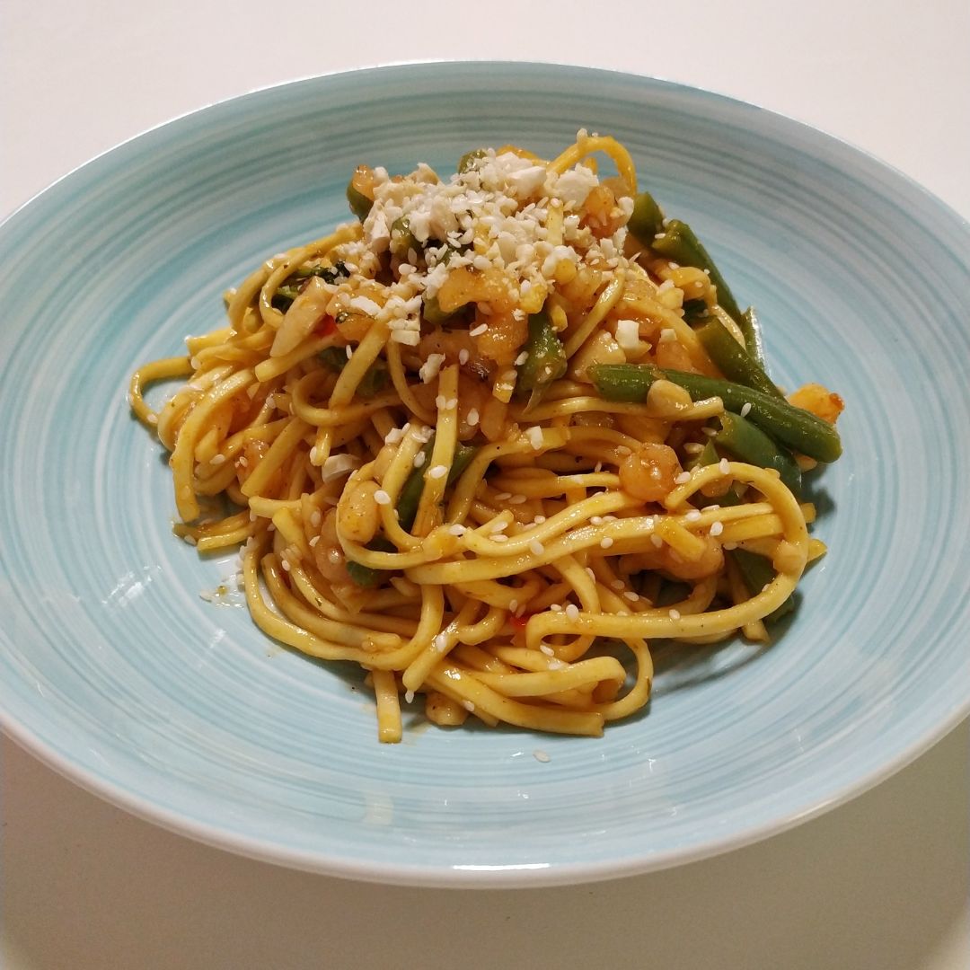 Noodles de huevo con gambas, judías verdes y brócoli Noodles de huevo con gambas, judías verdes y brócoli
