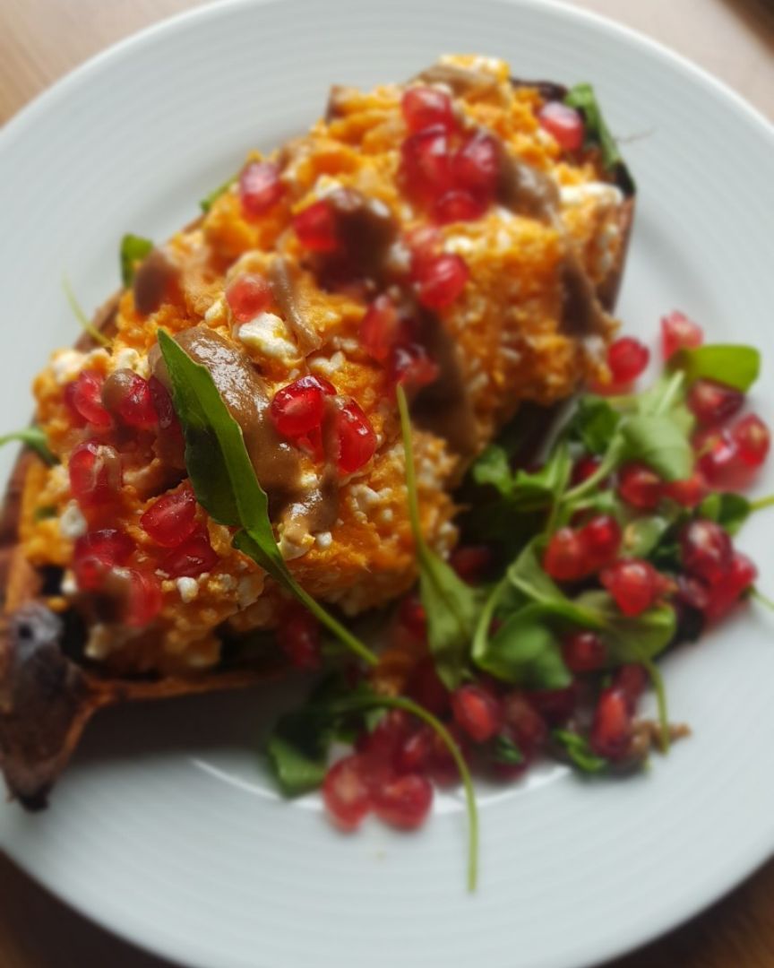 Boniato relleno de queso y granada Boniato relleno de queso y granada