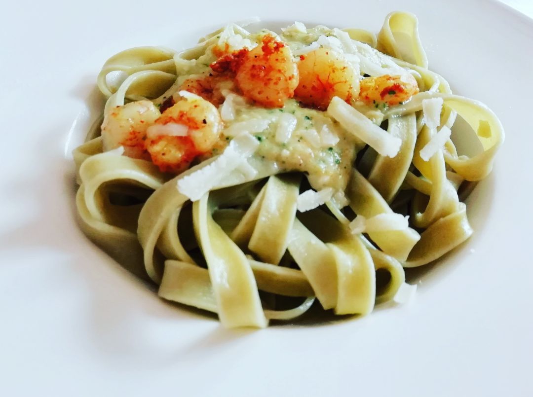 Nidos de espinacas con salsa de calabacin, parmesano y gambas curry Nidos de espinacas con salsa de calabacin, parmesano y gambas curry