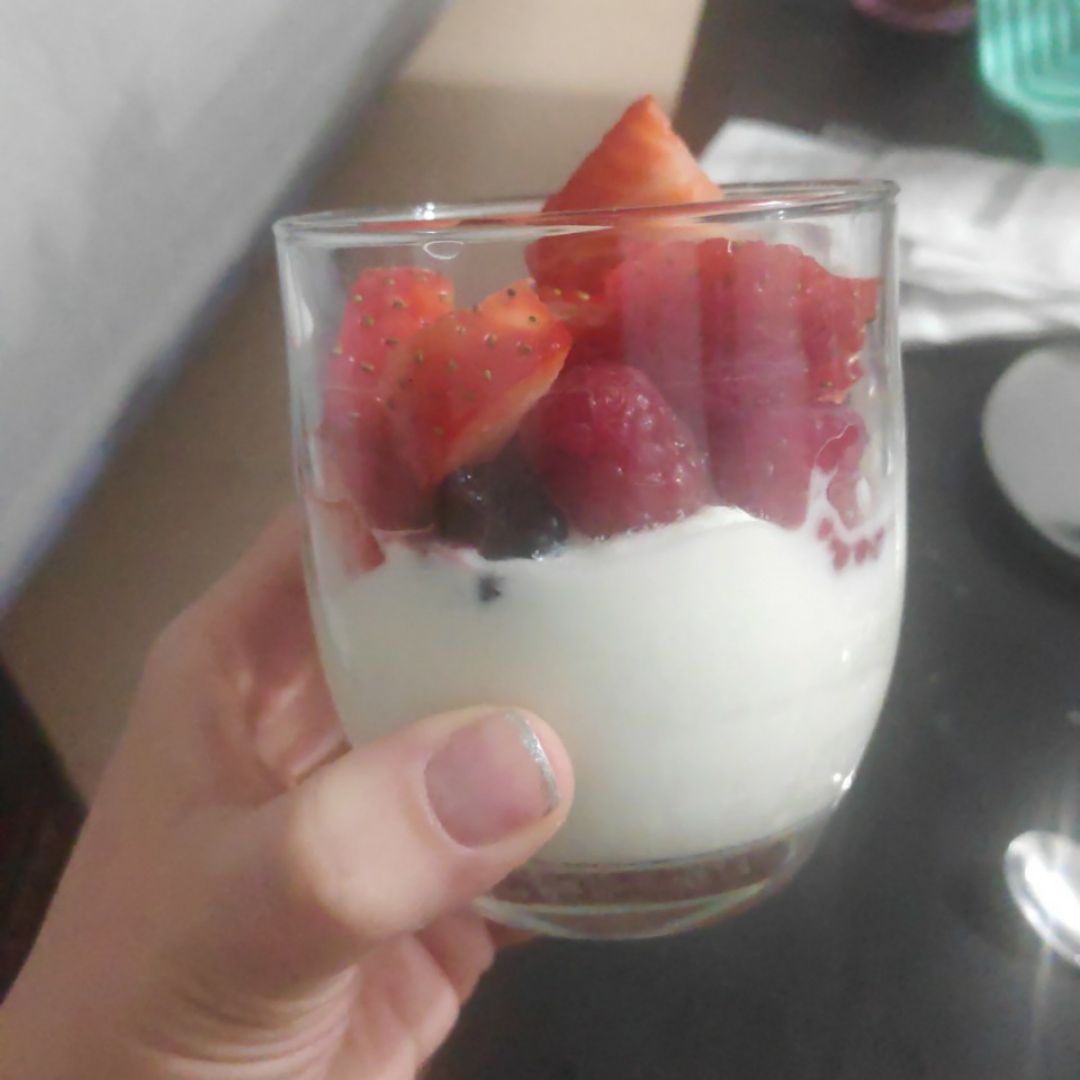 Yogur con frutos rojos