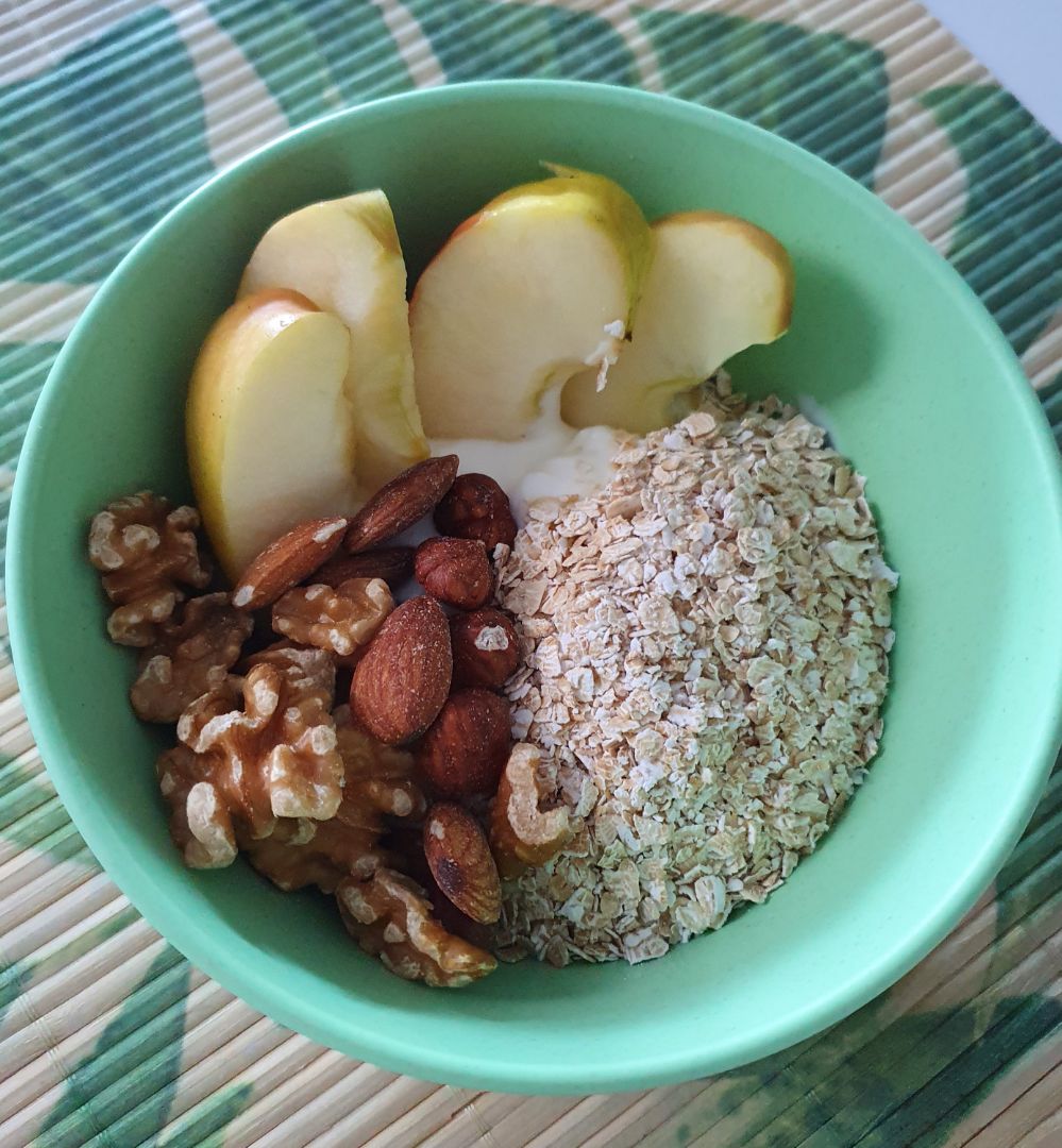 Queso batido, avena, frutos secos y manzana 🍎 