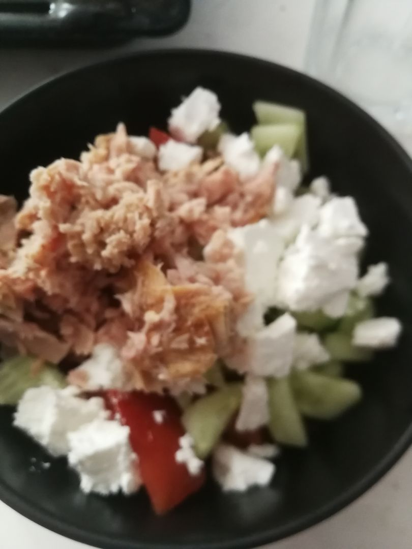 Ensalada de pepino, tomate, atún y feta Ensalada de pepino, tomate, atún y feta