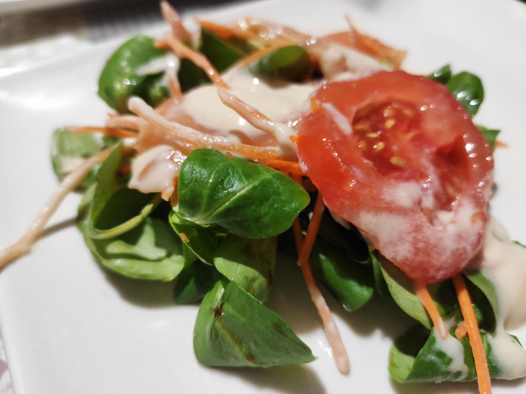 Ensalada de canónigos, salmón y tomate