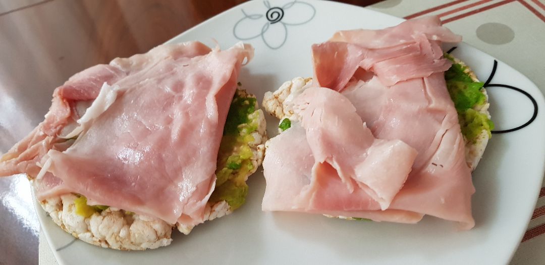 Tortitas con aguacate y jamón