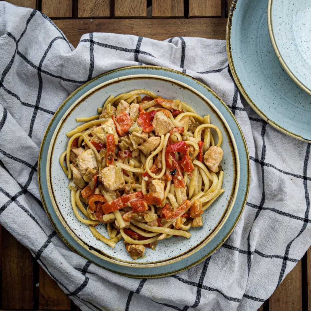 Tallarines con salmón y pimiento