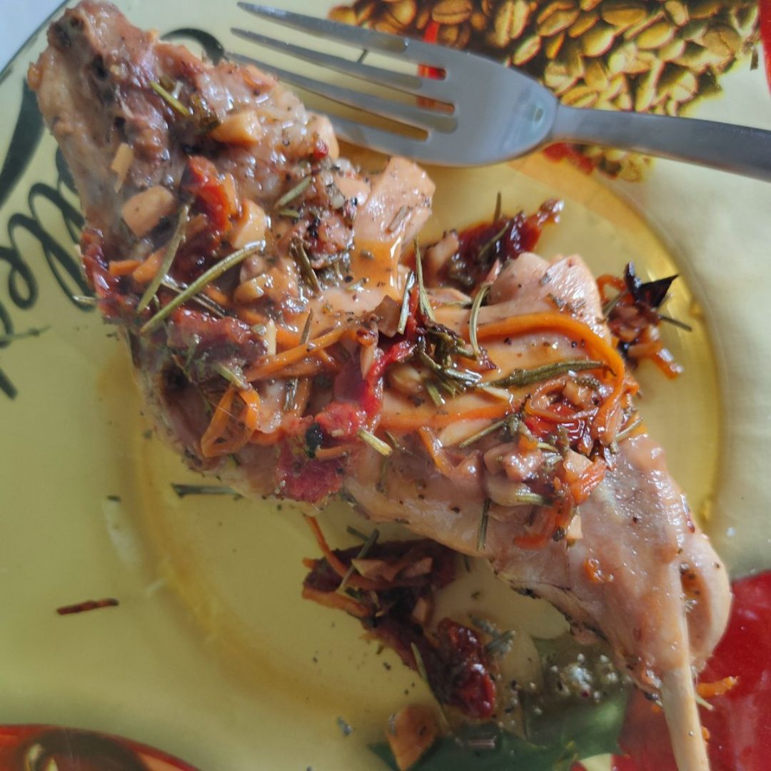 Conejo al ajillo, con tomate seco y zanahoria Conejo al ajillo, con tomate seco y zanahoria