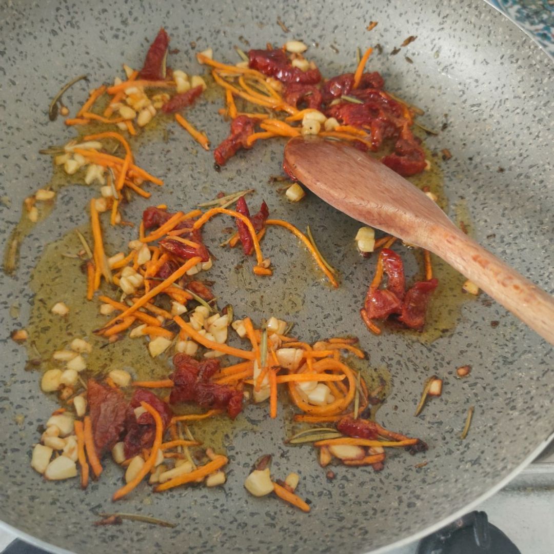 Conejo al ajillo, con tomate seco y zanahoria Paso 1 Conejo al ajillo, con tomate seco y zanahoria Paso 1