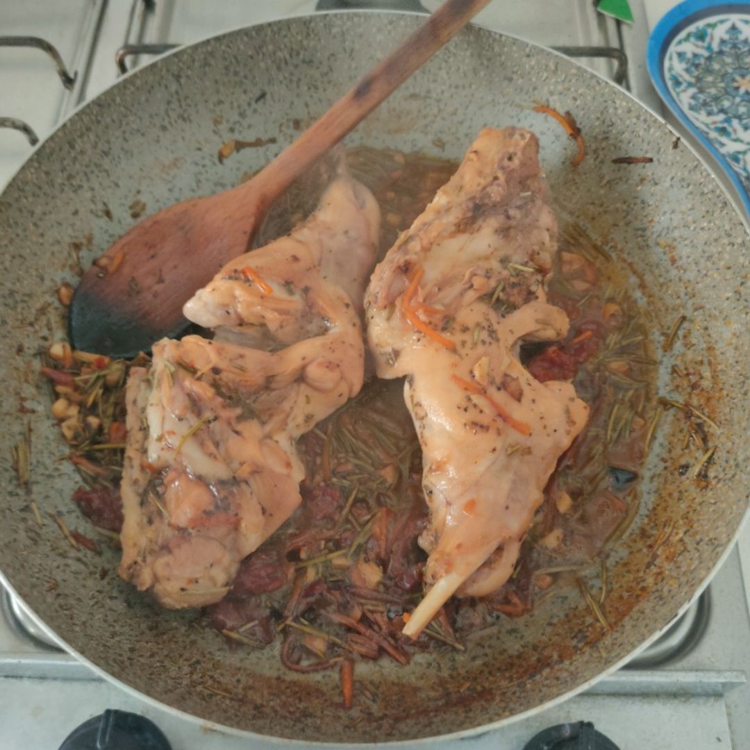 Conejo al ajillo, con tomate seco y zanahoria Paso 3 Conejo al ajillo, con tomate seco y zanahoria Paso 3