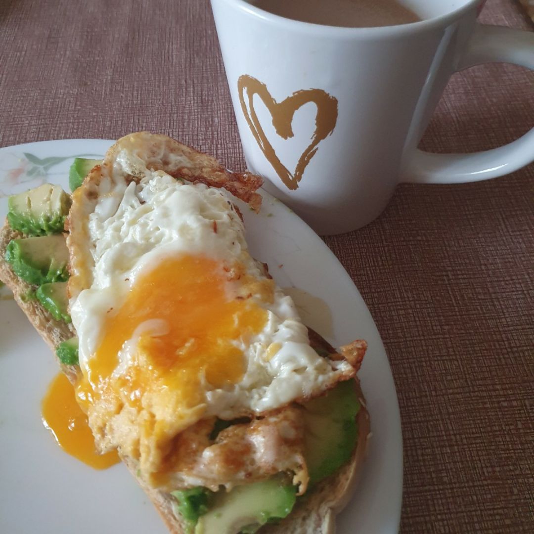 Tosta de aguacate y huevo frito