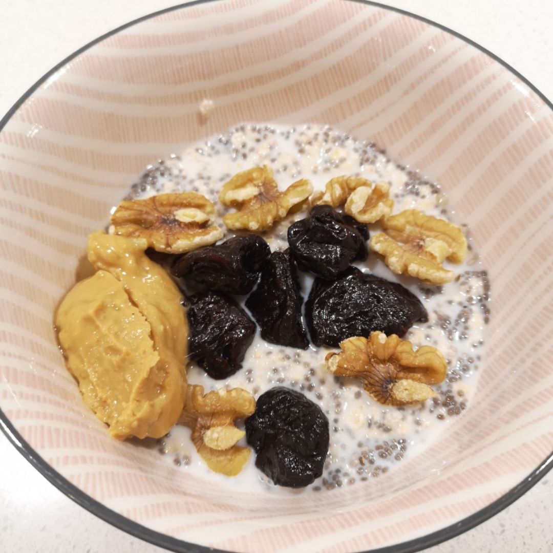 Pudding de chia con avena y ciruelas pasas Pudding de chia con avena y ciruelas pasas