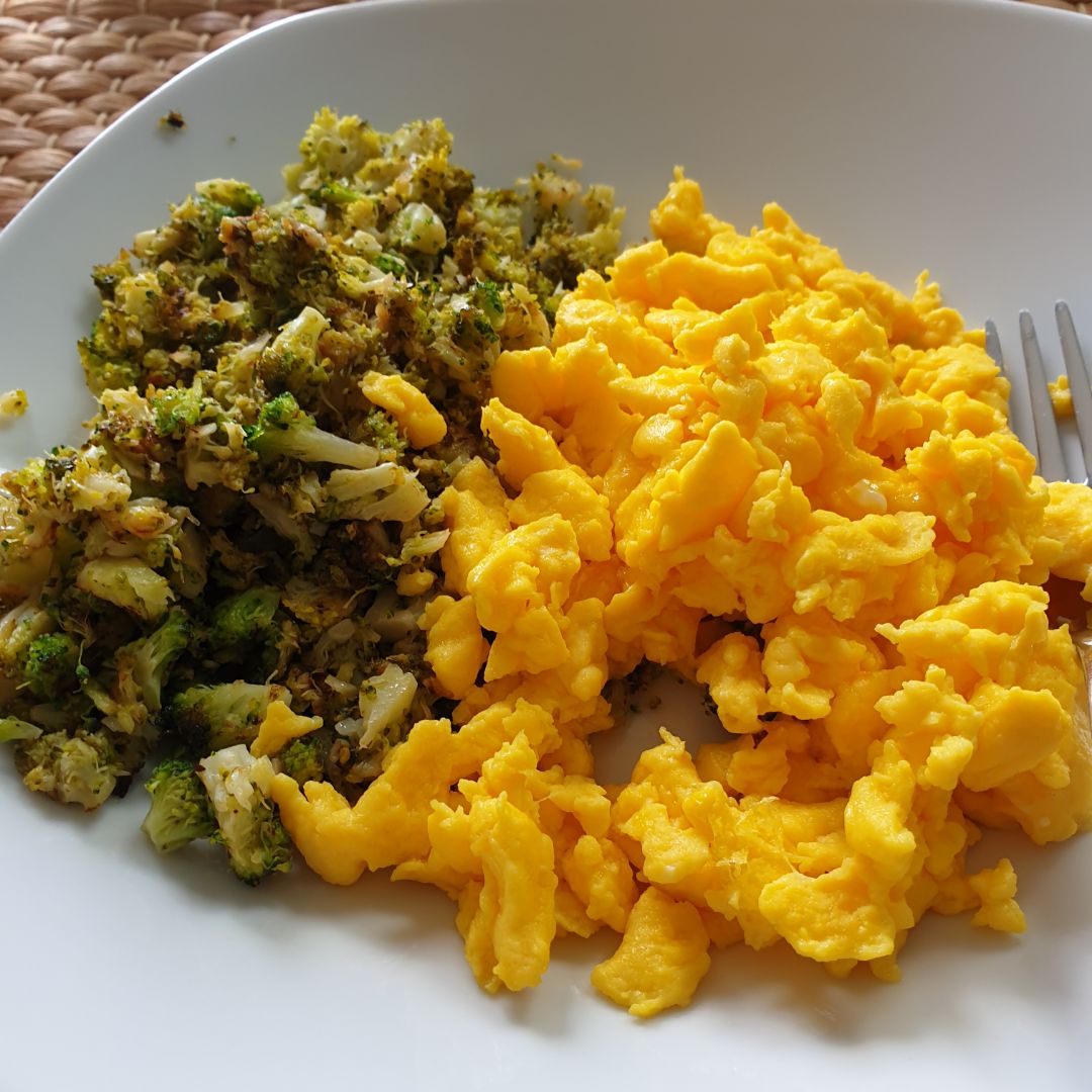 Cus-c煤s de br贸coli y huevo Cus-c煤s de br贸coli y huevo