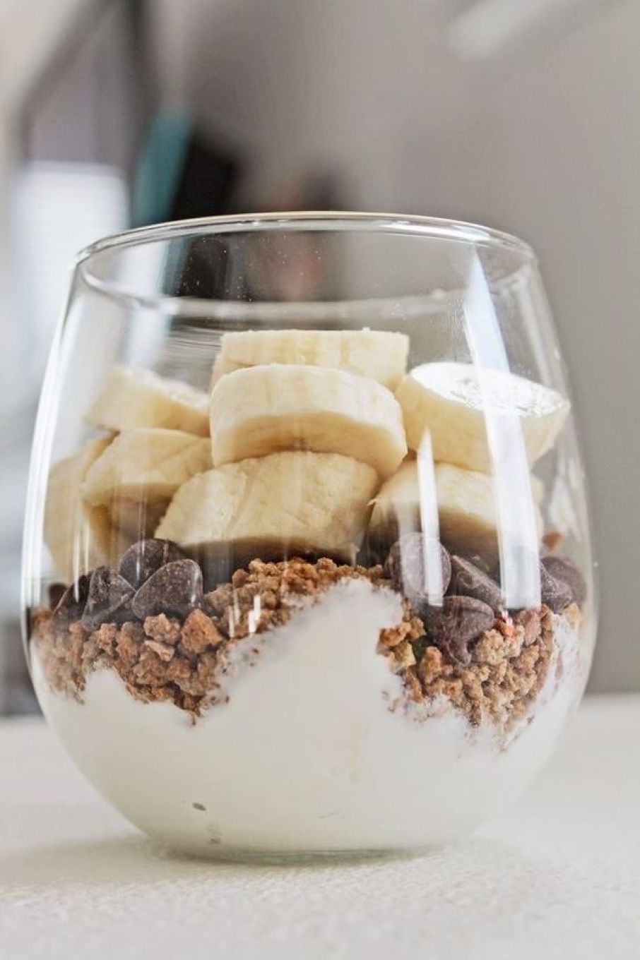 Yogur con fruta, chocolate y cereales