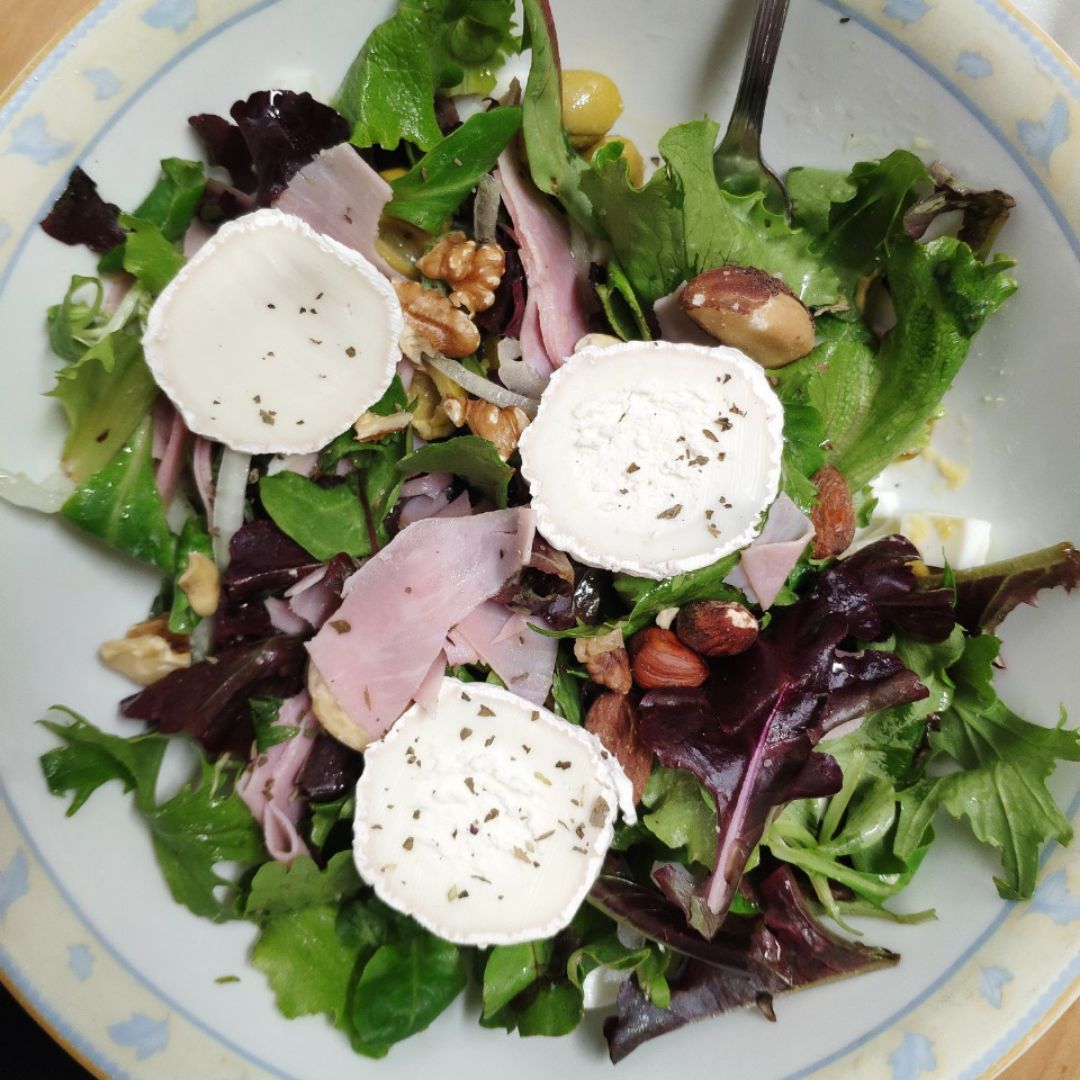 Ensalada completa de frutos secos y queso de cabra Ensalada completa de frutos secos y queso de cabra
