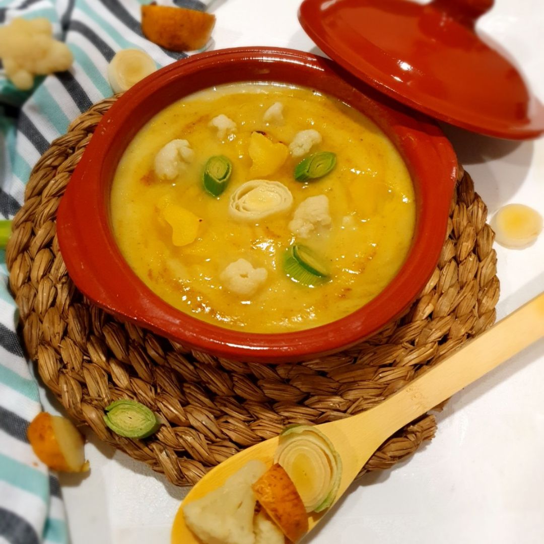 Crema de coliflor, puerro y manzana al curry