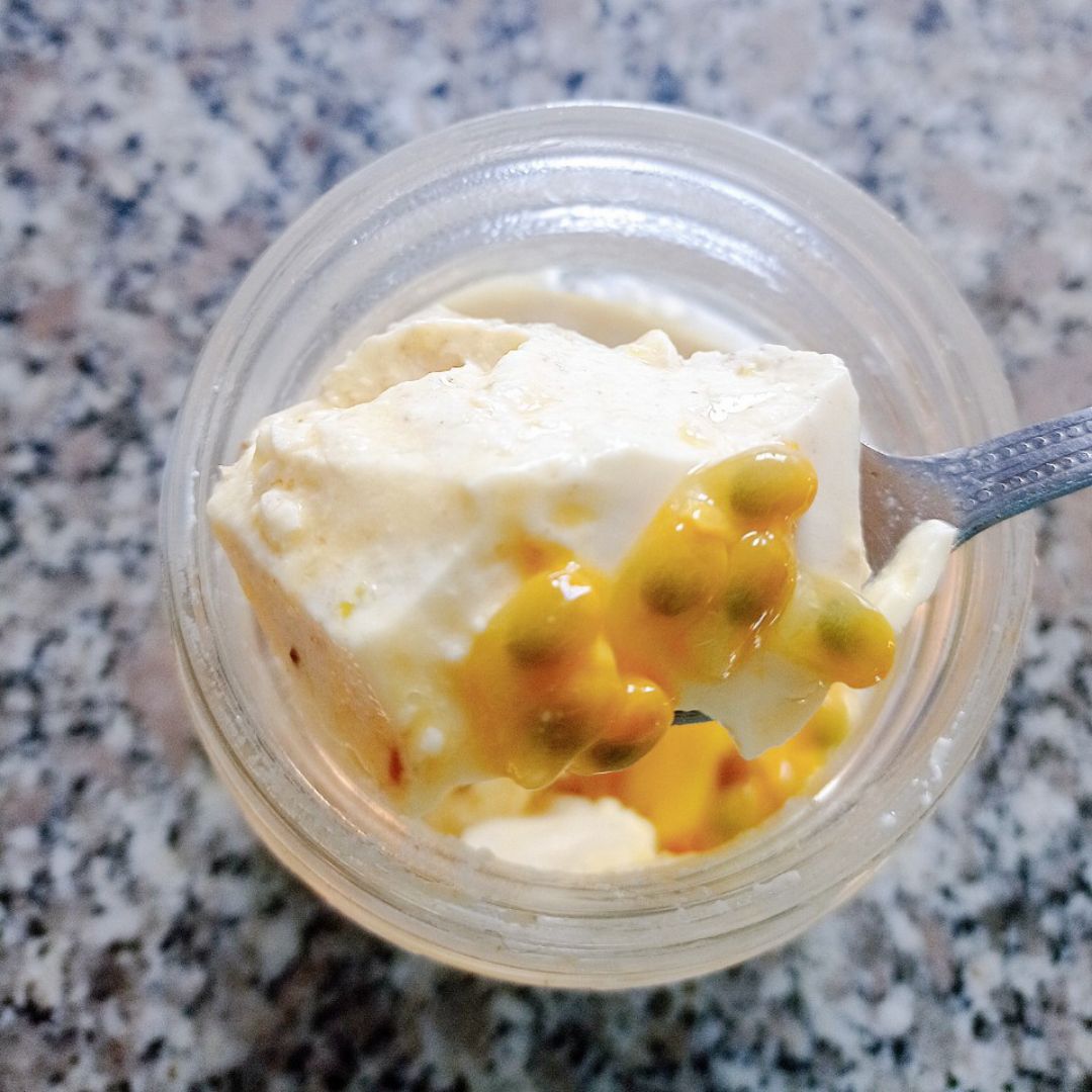 Flan de yogur griego y mango- maracuyá 🥭sin hornoStep 0