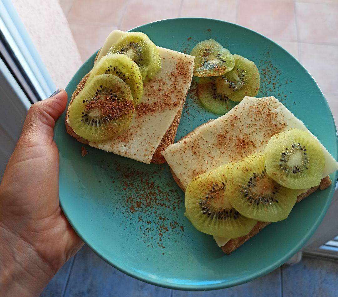 Tostadas queso/kiwi Tostadas queso/kiwi