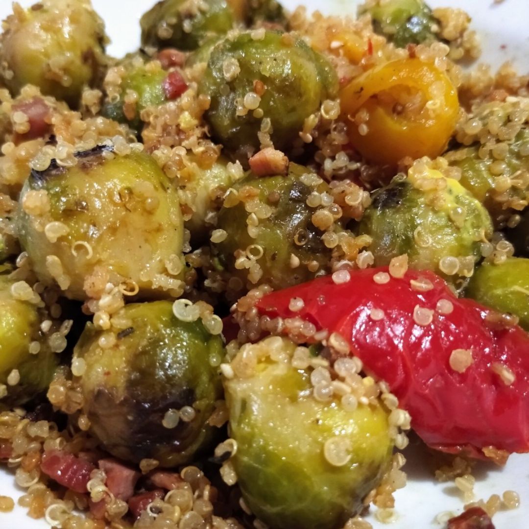 Coles de bruselas con quinoa y salsa de sésamo
