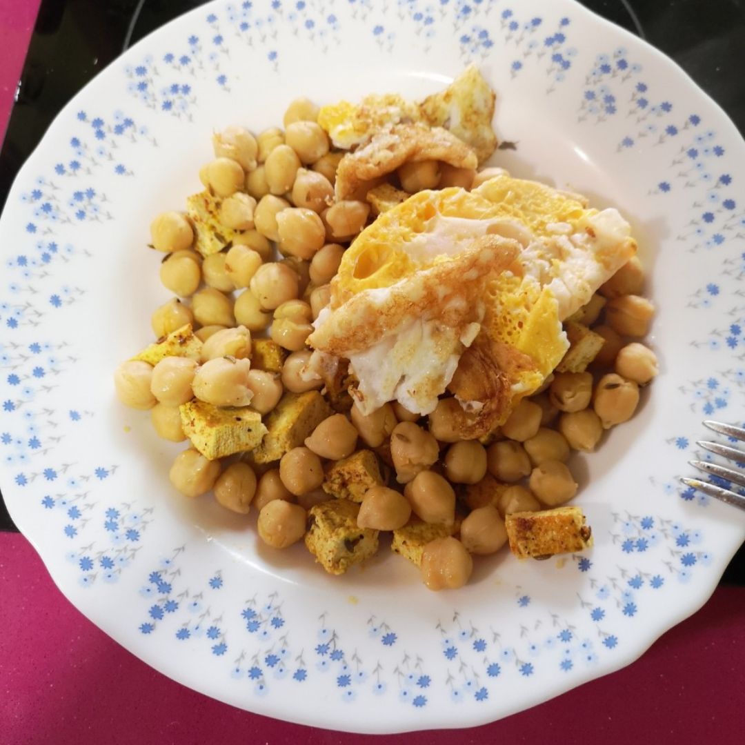 Garbanzos con tofu e intento de huevo 