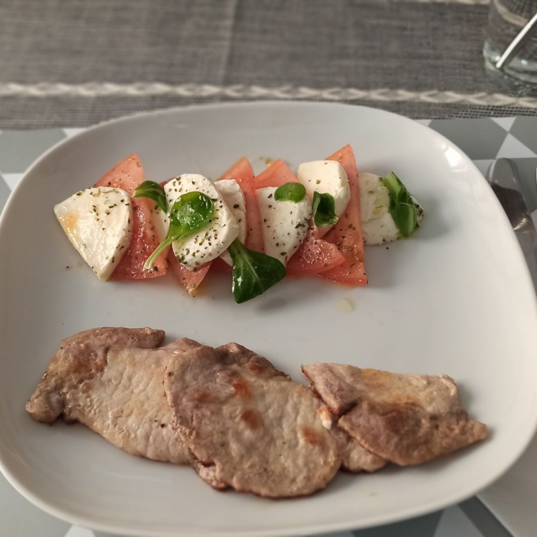 Ensalada caprese con filetes de lomo Ensalada caprese con filetes de lomo
