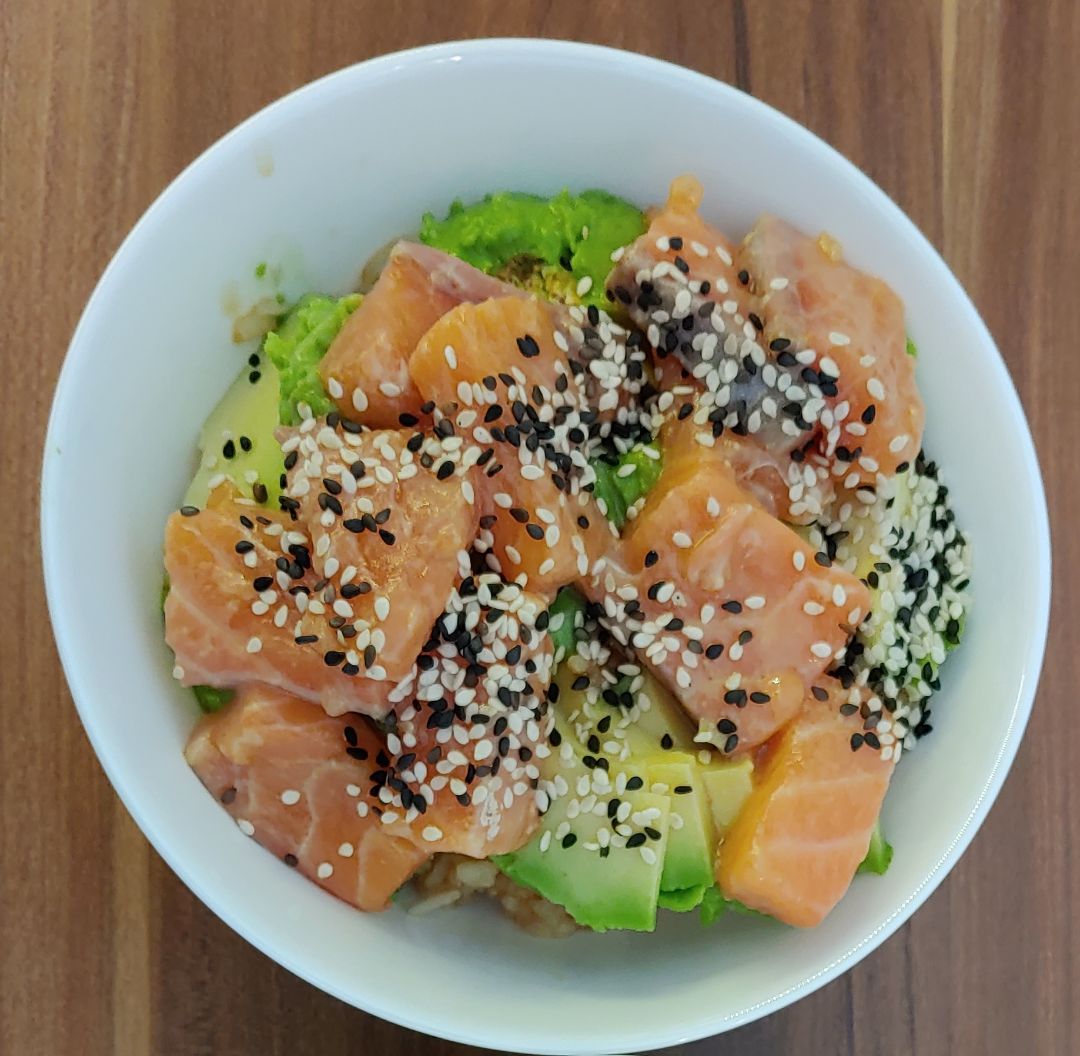 Chirashi de salmon y aguacate