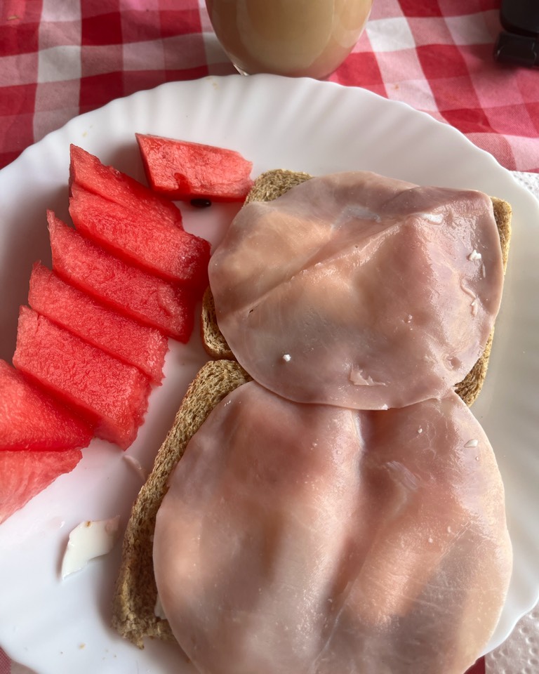 Tostadas con jamón, queso fresco y fruta Tostadas con jamón, queso fresco y fruta