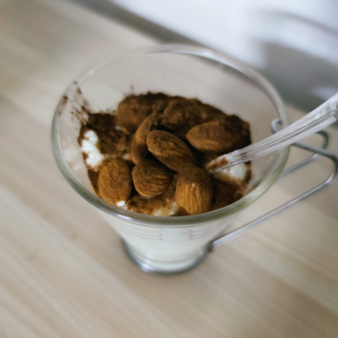 Yogur con almendras Yogur con almendras