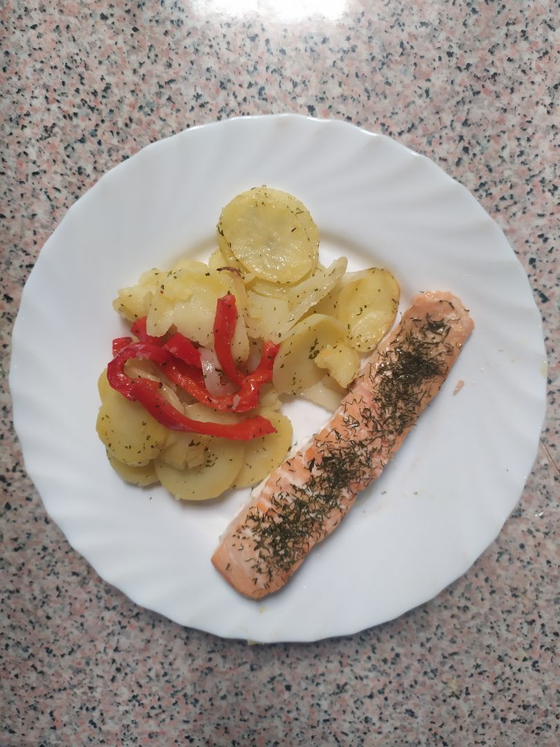 Salmón al horno con patatas Salmón al horno con patatas