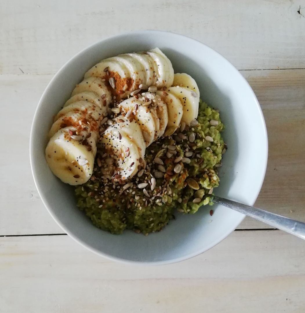 Porridge con plátano y té matcha. Porridge con plátano y té matcha.