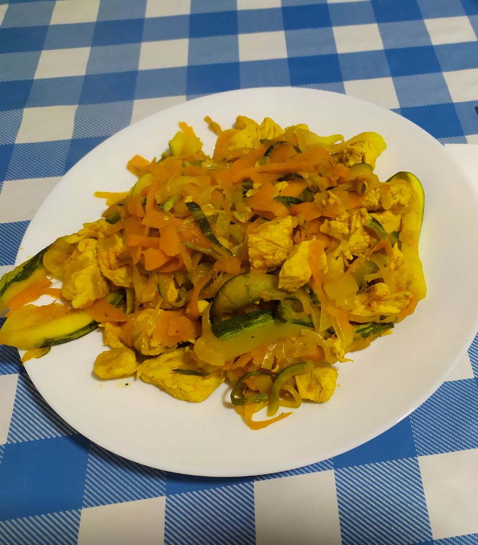 Pavo con tallarines de calabacín y zanahoria 🥒🥕