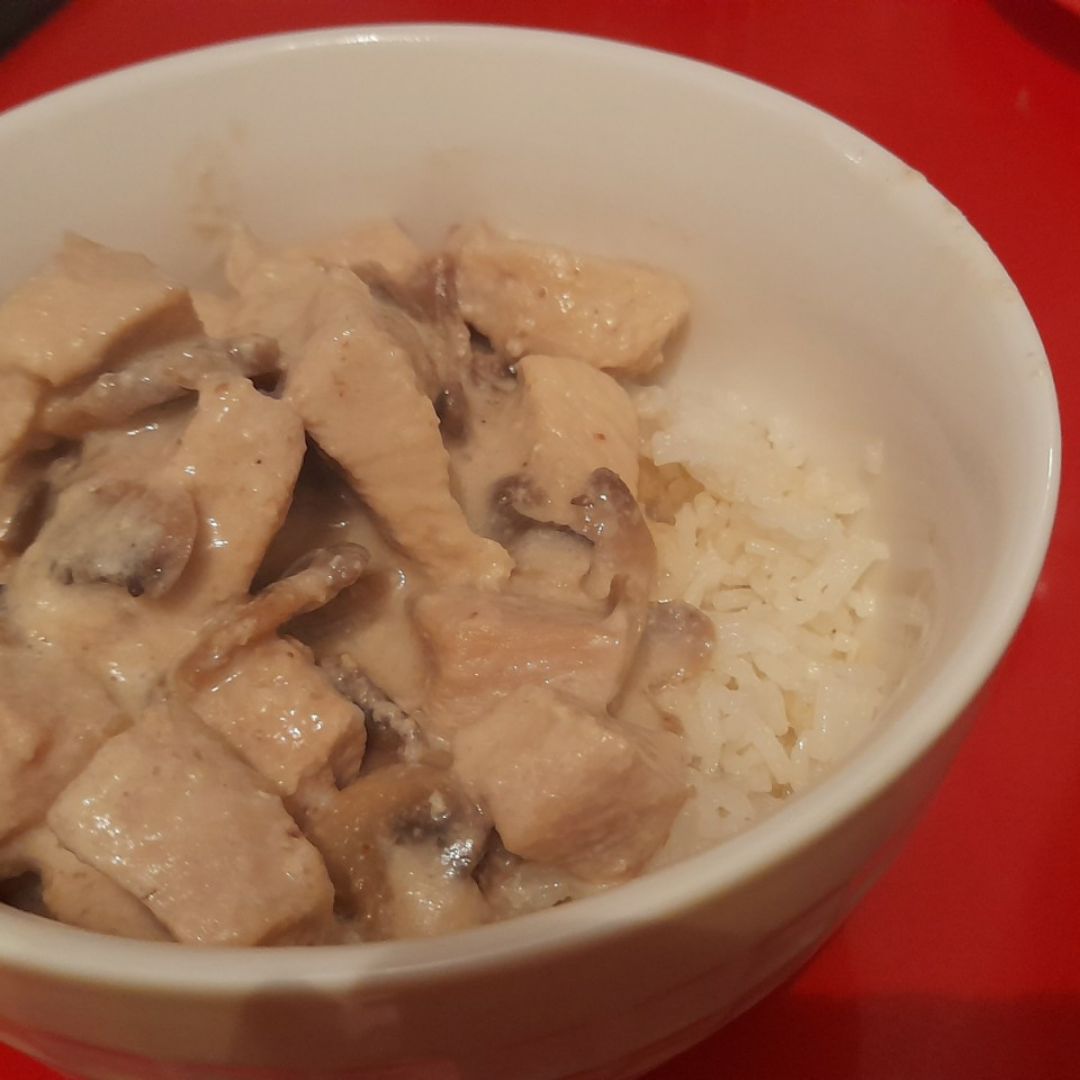 Pollo con champiñones Pollo con champiñones