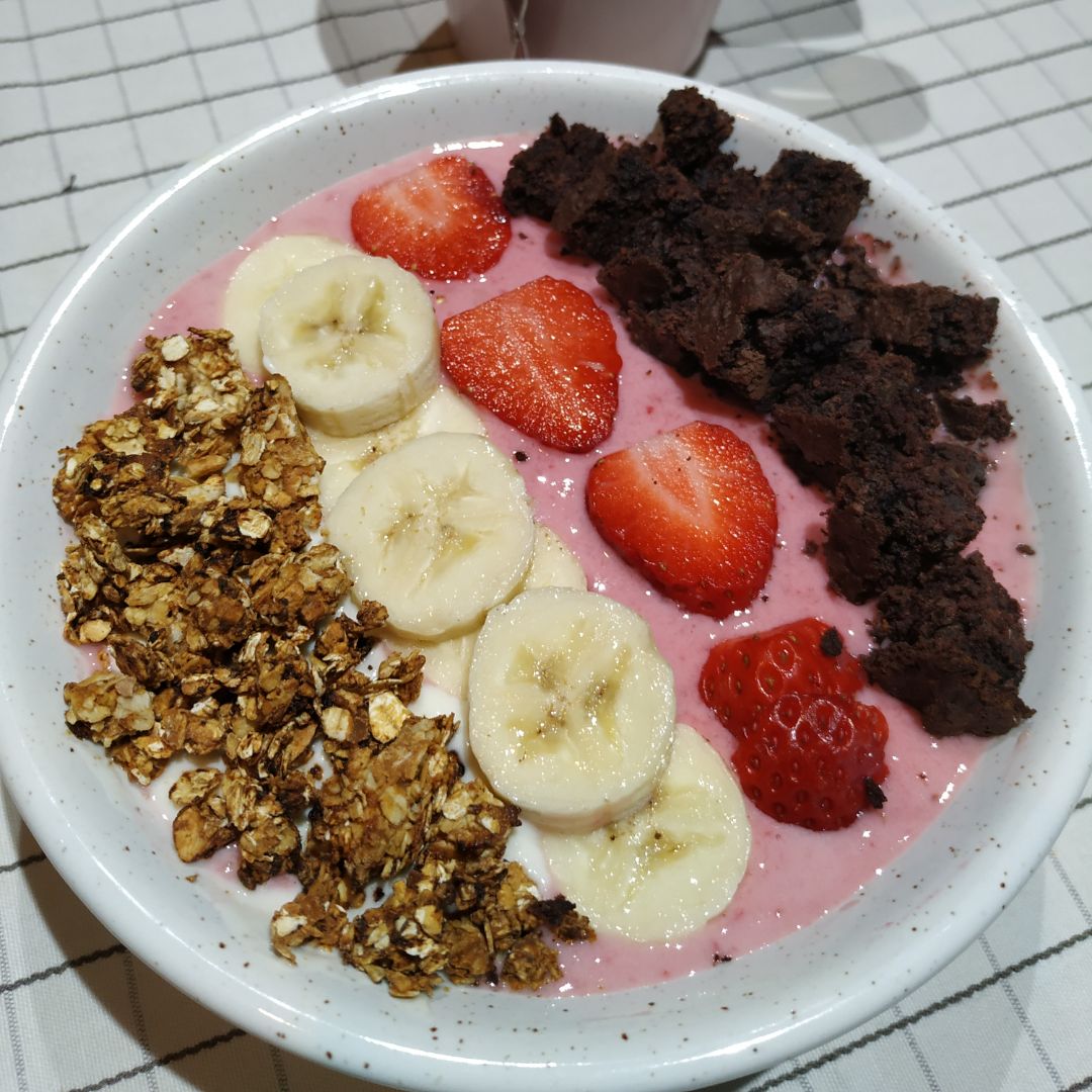 Smoothie bowl de fresa y banana 🍌 🍓✨ Paso 2 Smoothie bowl de fresa y banana 🍌 🍓✨ Paso 2