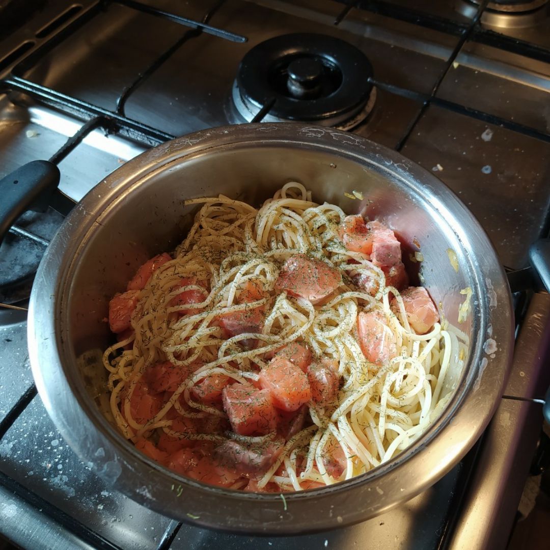 Espaguetis con salmón. Paso 3 Espaguetis con salmón. Paso 3
