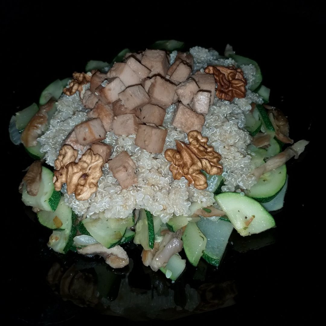 Quinoa con verdura y tofu. Quinoa con verdura y tofu.