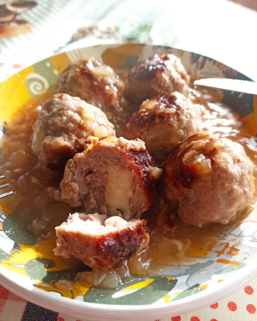 Albóndigas rellenas de queso con salsa de cebolla. Albóndigas rellenas de queso con salsa de cebolla.