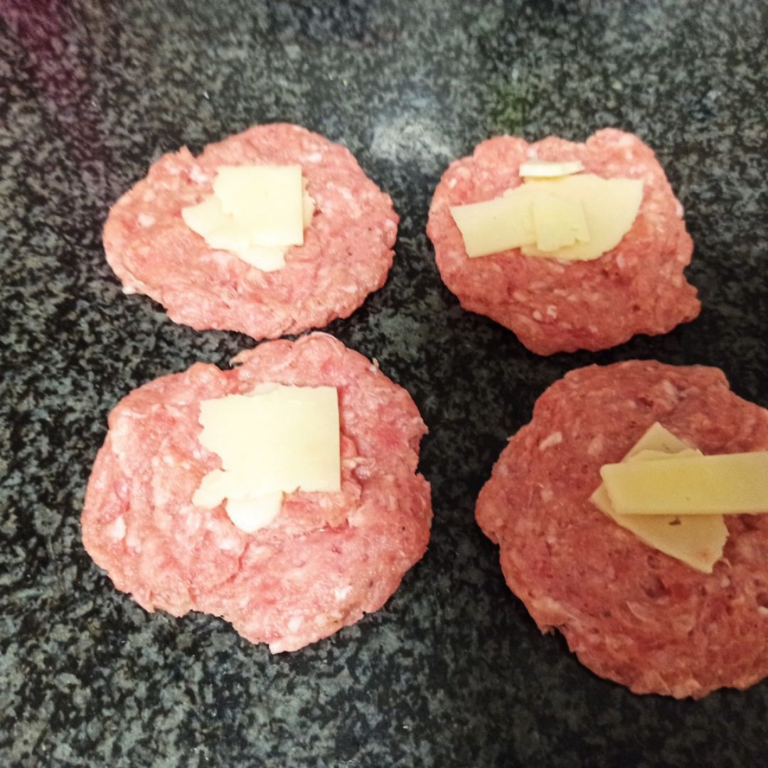 Albóndigas rellenas de queso con salsa de cebolla. Paso 1 Albóndigas rellenas de queso con salsa de cebolla. Paso 1